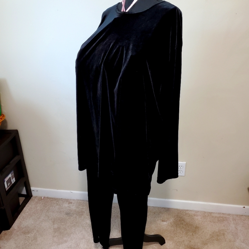 🙏 IMPRESSIONS black velvety top and pants. Size 3x